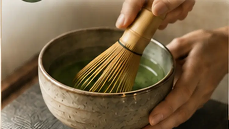 茶筅を使って抹茶を点てる手元